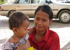 IMG 0542  Køn Cambodiansk kvinde med barn i Phnom Pehn gader